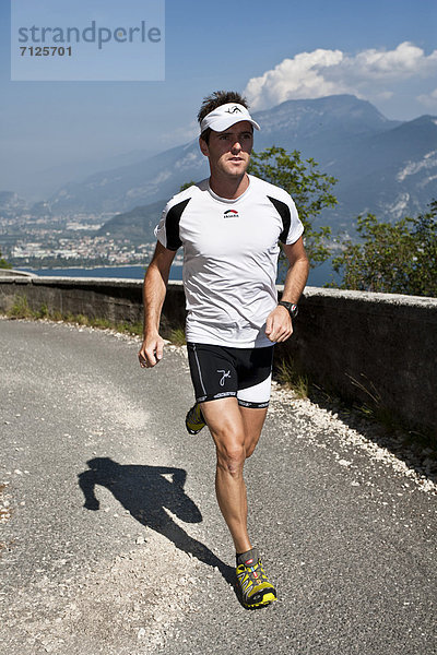 Freizeitsport  Berg  Mann  Sport  gehen  folgen  Gesundheit  rennen  joggen  Gardasee  Italien  Entspannung