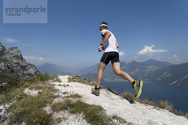 Freizeitsport  Berg  Mann  Sport  gehen  folgen  Gesundheit  rennen  joggen  Gardasee  Italien  Entspannung