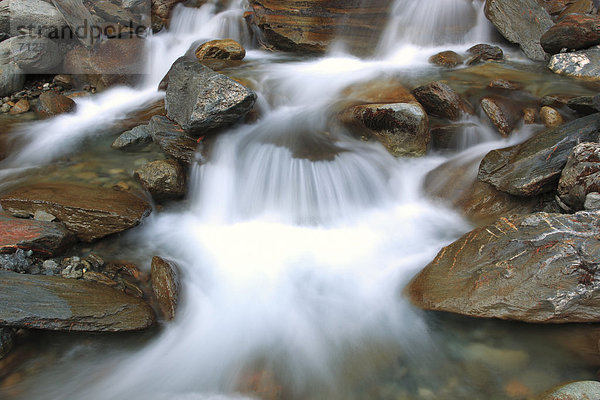 Flußbett  Wasser  Fortbewegung  Stein  Konzept  Ereignis  fließen  Abstraktion  Fluss  Bach  Wasserfall  Westalpen  Schweiz
