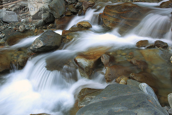 Flußbett  Wasser  Fortbewegung  Stein  Konzept  Ereignis  fließen  Abstraktion  Fluss  Bach  Wasserfall  Westalpen  Schweiz