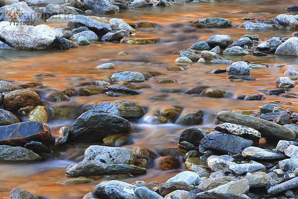 Flußbett  Farbaufnahme  Farbe  Wasser  Fortbewegung  Stein  Konzept  Spiegelung  fließen  Abstraktion  Fluss  Herbst  rot  Westalpen  Schweiz
