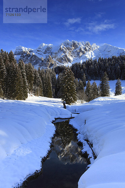 Kälte blauer Himmel wolkenloser Himmel wolkenlos Panorama Wasser Europa Schneedecke Berg Winter Sonnenstrahl Wolke Abend Sonnenuntergang Beleuchtung Licht Himmel Schnee Spiegelung Wald Stimmung Bach Holz Alpen blau Ansicht Sonnenlicht Abenddämmerung Tanne Westalpen Alpenglühen Sonne Schweiz Bergpanorama Schweizer Alpen