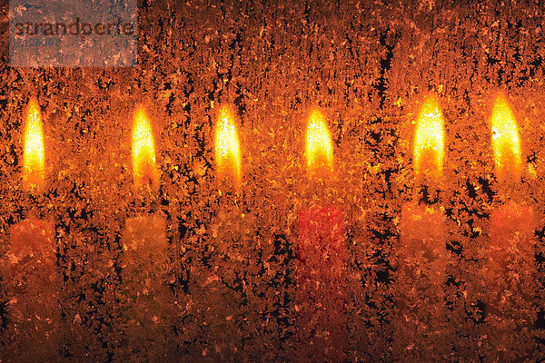 Kälte  Makroaufnahme  Detail  Details  Ausschnitt  Ausschnitte  Farbaufnahme  Farbe  Helligkeit  sternförmig  Winter  Fenster  Glas  Wärme  Beleuchtung  Licht  weiß  Eis  Hintergrund  Close-up  close-ups  close up  close ups  Weihnachten  Kerze  blau  schmelzen  Fensterscheibe  Kerzenlicht  Advent  Frost