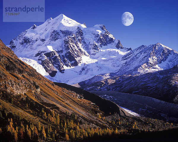 Landschaftlich schön  landschaftlich reizvoll  Europa  Berg  Gletscher  Alpen  Herbst  Mond  Kanton Graubünden  Moräne  Bernina  Hochgebirge  Stimmung  Schweiz