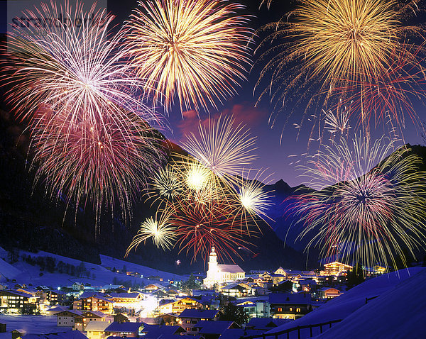 Europa Winter Fest festlich Beleuchtung Licht Neujahrstag Feuerwerk Österreich Stubaital Tirol