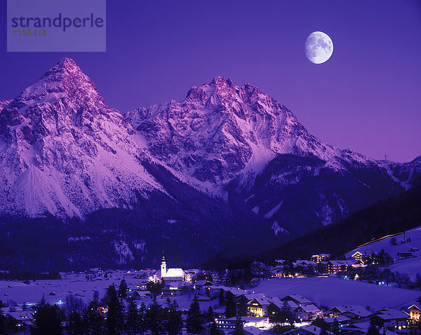 Europa  Winter  Reise  Mond  Außerfern  Österreich  Mondschein  Schnee  Tourismus  Tirol