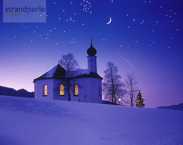 Europa  Winter  Beleuchtung  Licht  Weihnachten  Weihnachtsbaum  Tannenbaum  Achenkirch  Österreich  Kapelle  Stimmung  Schnee  Tirol