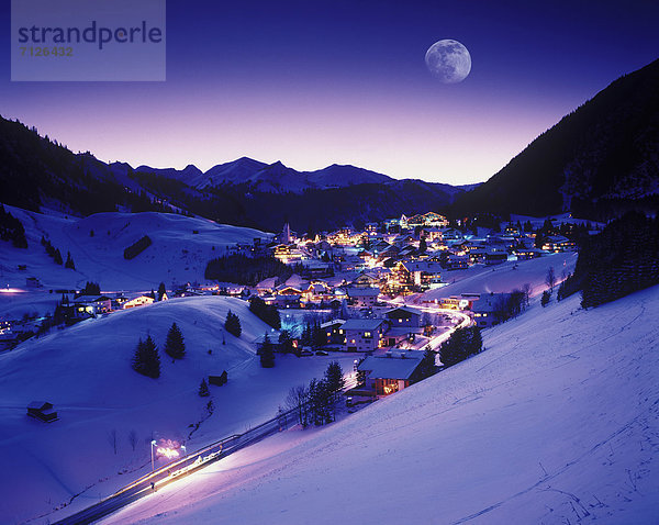 Europa  Winter  Abend  Reise  Beleuchtung  Licht  Mond  Außerfern  Österreich  Stimmung  Bergdorf  Schnee  Tourismus  Tirol