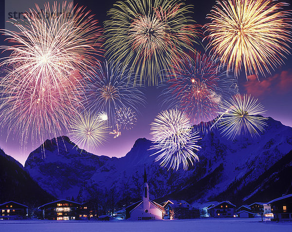 Farbaufnahme Farbe Europa Winter Neujahrstag Feuerwerk Karwendelgebirge Österreich Tirol