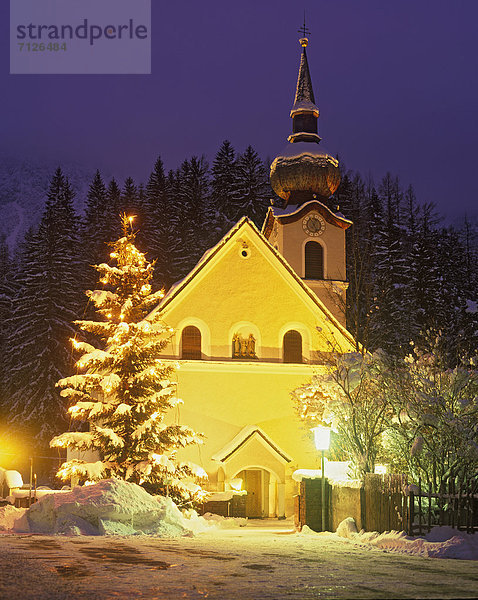 hoch  oben  beleuchtet  Europa  Winter  Kirche  Weihnachtsbaum  Tannenbaum  Außerfern  Österreich  Schnee  Tirol