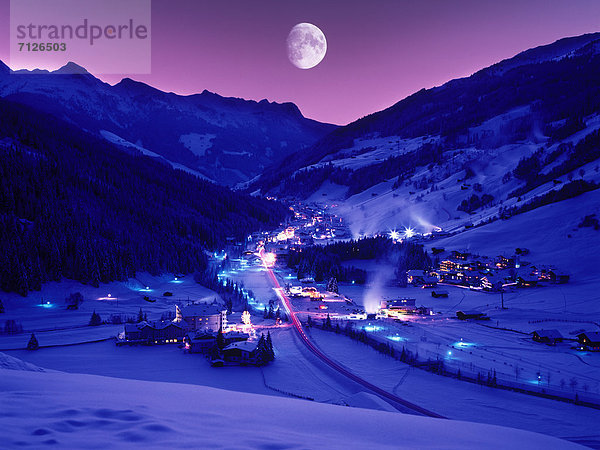 Europa Winter Urlaub Wohnhaus Abend Himmel Gebäude Reise Wald Hotel Dorf Beleuchtung Licht Holz blau Skisport Mond Österreich Platz Schnee Tourismus Tirol Zillertal