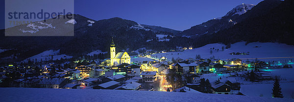 Panorama Europa Winter Wohnhaus Reise Abend Gebäude Wald Kirche Dorf Beleuchtung Licht Holz Skisport Österreich Abenddämmerung Platz Schnee Tourismus Dämmerung Tirol