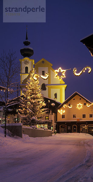 hoch  oben  Kälte  beleuchtet  Europa  Winter  Reise  Nacht  Himmel  Kirche  Beleuchtung  Licht  Weihnachten  Weihnachtsbaum  Tannenbaum  blau  Advent  Österreich  Abenddämmerung  Stimmung  Schnee  Dämmerung  Tirol