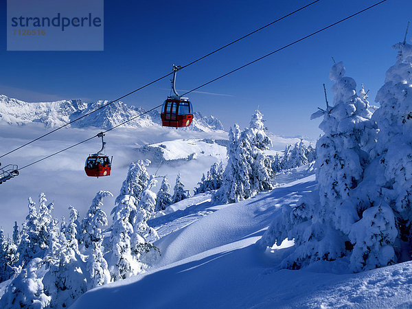 Kälte Europa Winter Urlaub Technologie Himmel Transport Reise Wald Dorf Holz Skisport Österreich Stimmung Platz Schnee Sonne Straßenverkehr Tirol