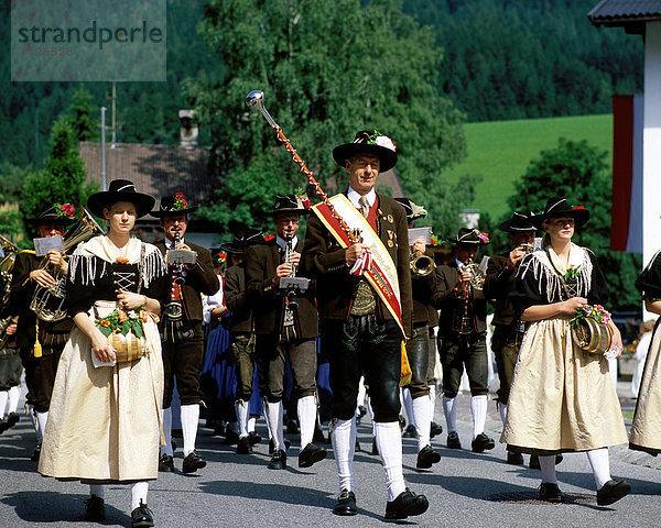 Europa  Tradition  Sommer  Überprüfung  Reise  Berg  Dorf  Musiker  Österreich  Leiterbahn  Fronleichnamsprozession  Folklore  Idylle  Platz  Tirol