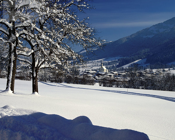 Europa Winter Wohnhaus Baum Gebäude Reise Natur Kirche Dorf Skisport Österreich Platz Schnee Tirol