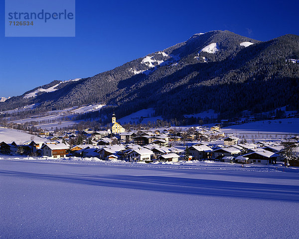 Landschaftlich schön landschaftlich reizvoll Europa Winter Wohnhaus schattig Himmel Gebäude Wald Kirche Holz Österreich Stimmung Platz Schnee Tirol