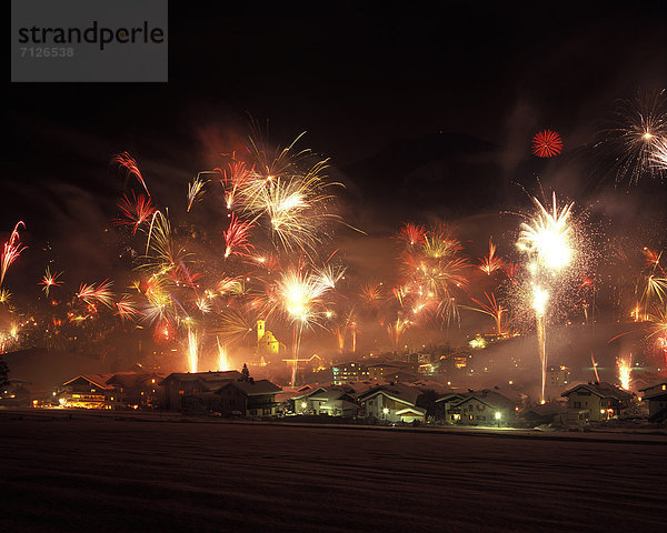 Landschaftlich schön landschaftlich reizvoll Europa Winter Nacht Neujahrstag Österreich Feuerwerk Stimmung Tirol
