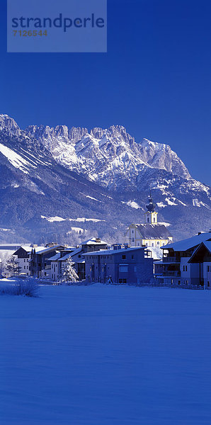 hoch  oben  Kälte  Panorama  Landschaftlich schön  landschaftlich reizvoll  Europa  Berg  Winter  Reise  schattig  Himmel  Natur  Dorf  blau  Österreich  Platz  Schnee  Sonne  Tourismus  Tirol