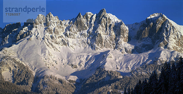 Kälte Panorama Europa Berg Winter Sonnenstrahl gehen Himmel klein Reise Wald weiß Natur Holz blau Österreich reingehen Schnee Sonne Tirol