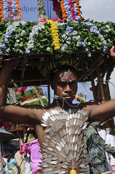Mann  Tradition  Nähnadel  Nadel  Hinduismus  Afrika  Ehemann  Indischer Ozean  Indik  Mauritius  Prozession