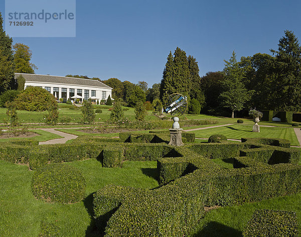 Europa  Landschaft  Garten  Herbst  Niederlande  Sonnenuhr