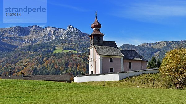 Kapelle auf einer Almwiese  Au bei Lofer  Tirol  Österreich