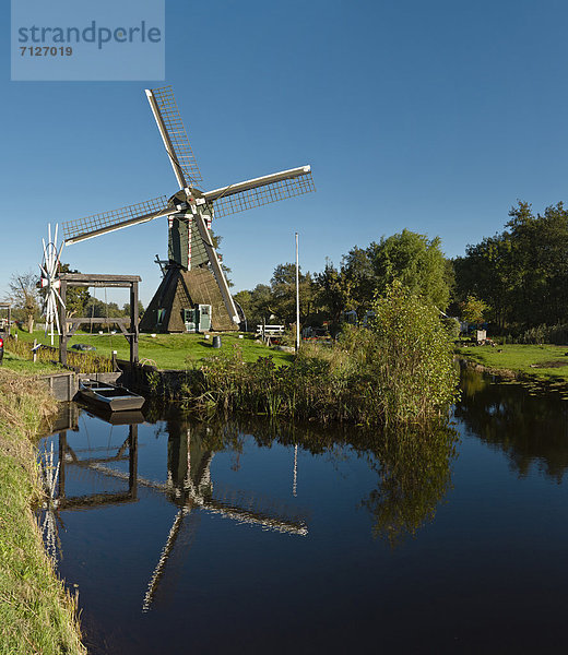 Windturbine  Windrad  Windräder  Wasser  Europa  Spiegelung  Feld  Herbst  Wiese  Niederlande
