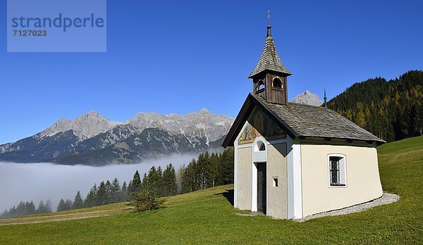 Kapelle auf einer Almwiese  Maria Alm  Tirol  Österreich