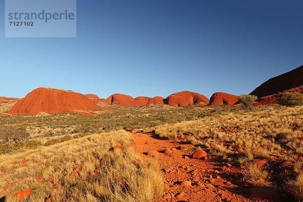 Panorama  Landschaftlich schön  landschaftlich reizvoll  Olgas  Kata Tjuta  Weg  Einsamkeit  Australien  Wanderweg  Northern Territory  Rotes Kliff