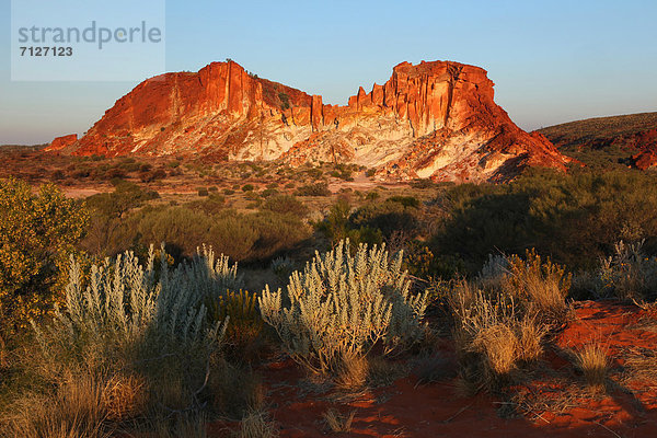 klar  Berg  Abenteuer  Sonnenuntergang  Steilküste  trocken  Wüste  Landschaftlich schön  landschaftlich reizvoll  Einsamkeit  rot  Outback - Australien  Australien  Northern Territory  Rainbow Valley