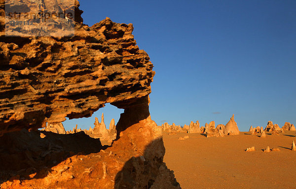 Nationalpark schattig Kontrast gelb Wind Küste Geologie bizarr Wüste Sand Loch Ansicht Berggipfel Gipfel Spitze Spitzen Australien Erosion Westküste Western Australia