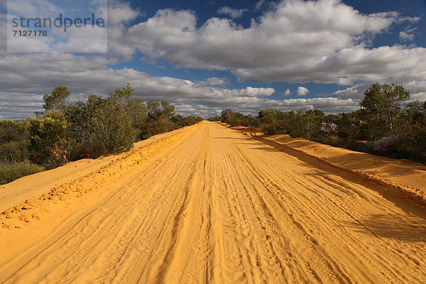 Rollbahn  Wolke  Abenteuer  Kontrast  gelb  Himmel  Straße  Sand  Einsamkeit  Australien  Staub  Kalbarri  Westküste  Western Australia