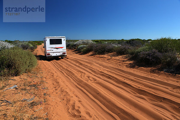 Rollbahn  Kleintransporter  Auto  Abenteuer  Straße  Küste  Landschaftlich schön  landschaftlich reizvoll  Sand  Einsamkeit  rot  camping  Australien  Steppe  Lieferwagen  Westküste  Western Australia