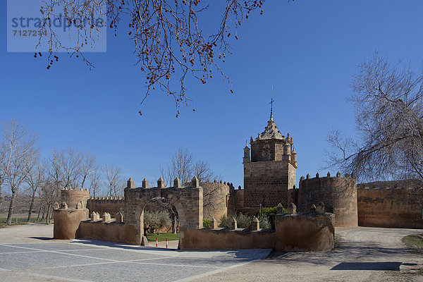 Europa  reifer Erwachsene  reife Erwachsene  Wand  Architektur  Geschichte  Religion  Herbst  blau  Aragonien  Kloster  alt  Spanien