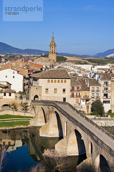 Europa  reifer Erwachsene  reife Erwachsene  Tradition  folgen  Fernverkehrsstraße  Wahrzeichen  Brücke  Religion  Dorf  Pilgerer  katholisch  Navarra  alt  Spanien