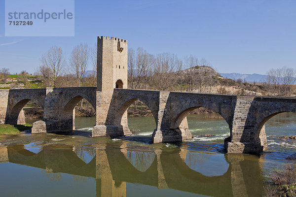 Europa  reifer Erwachsene  reife Erwachsene  Ruhe  Architektur  Geschichte  Brücke  Stille  Herbst  Tourismus  Burgos  alt  Romantik  Spanien