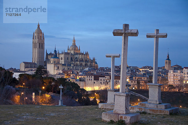 Skyline  Skylines  überqueren  Europa  Architektur  Geschichte  Religion  Kathedrale  Herbst  UNESCO-Welterbe  Kreuz  Segovia  Spanien