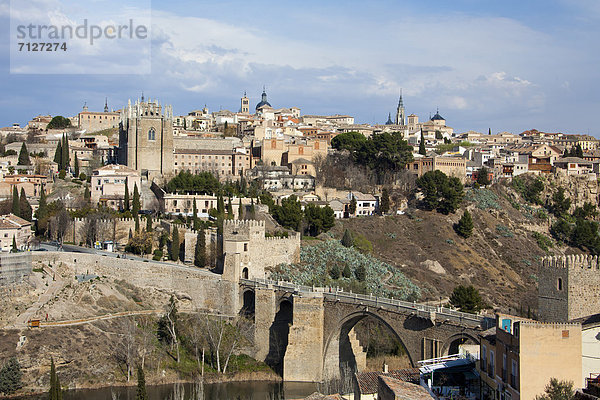 Skyline  Skylines  Europa  Sonnenuntergang  Großstadt  Hauptstadt  Architektur  Geschichte  Brücke  Fluss  Kathedrale  Herbst  maurisch  Spanien  Toledo