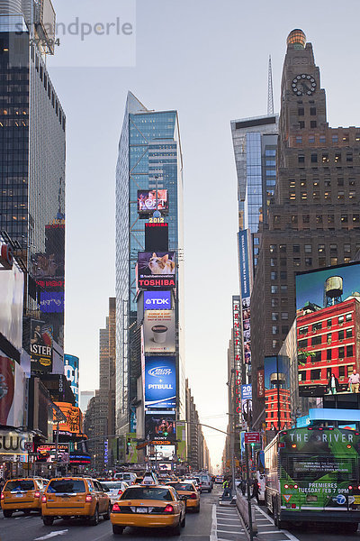 Vereinigte Staaten von Amerika  USA  Einkaufszentrum  Farbaufnahme  Farbe  New York City  Amerika  Traum  Gebäude  Aktion  Werbung  beschäftigt  Großstadt  Aktivitäten  Beleuchtung  Licht  groß  großes  großer  große  großen  Sehenswürdigkeit  Manhattan  modern  Times Square