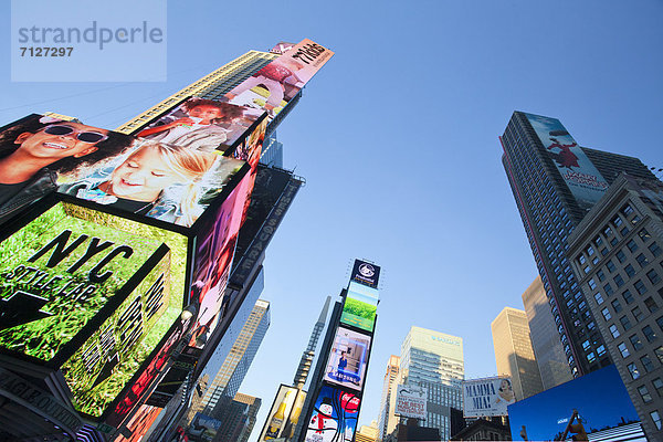 Vereinigte Staaten von Amerika  USA  Einkaufszentrum  Farbaufnahme  Farbe  New York City  Amerika  Traum  Gebäude  Aktion  Werbung  beschäftigt  Großstadt  Aktivitäten  Beleuchtung  Licht  groß  großes  großer  große  großen  Sehenswürdigkeit  Manhattan  modern  Times Square
