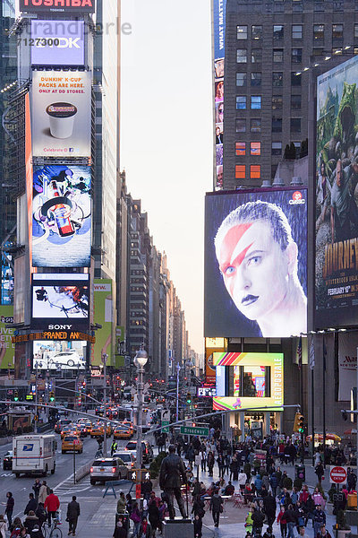 Vereinigte Staaten von Amerika  USA  Einkaufszentrum  Farbaufnahme  Farbe  Mensch  New York City  Amerika  Menschen  Nacht  Traum  Gebäude  Aktion  Werbung  beschäftigt  Großstadt  Aktivitäten  Beleuchtung  Licht  groß  großes  großer  große  großen  Sehenswürdigkeit  Manhattan  modern  Times Square