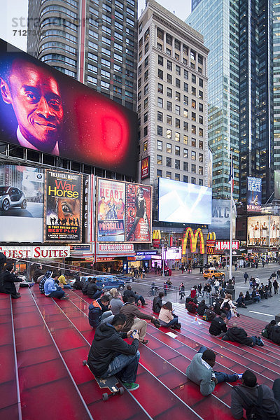 Stufe  Vereinigte Staaten von Amerika  USA  Einkaufszentrum  Farbaufnahme  Farbe  Mensch  New York City  Amerika  Menschen  Nacht  Traum  Gebäude  Aktion  Werbung  beschäftigt  Großstadt  Aktivitäten  Beleuchtung  Licht  groß  großes  großer  große  großen  Sehenswürdigkeit  Manhattan  modern  Times Square