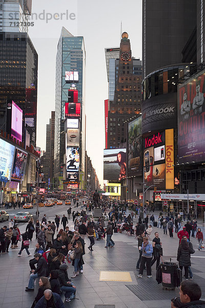 Vereinigte Staaten von Amerika  USA  Einkaufszentrum  Farbaufnahme  Farbe  Mensch  New York City  Amerika  Menschen  Traum  Gebäude  Aktion  Werbung  beschäftigt  Großstadt  Aktivitäten  Beleuchtung  Licht  groß  großes  großer  große  großen  Sehenswürdigkeit  Manhattan  modern  Times Square