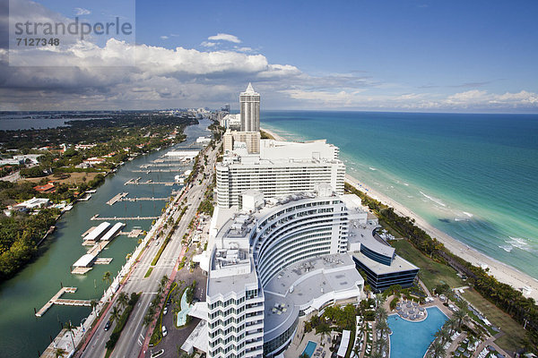 Vereinigte Staaten von Amerika  USA  Wasser  Amerika  Strand  Wärme  Hotel  Meer  weiß  Architektur  Wahrzeichen  lang  langes  langer  lange  Insel  blau  Tourismus  Smaragd  Florida  Miami