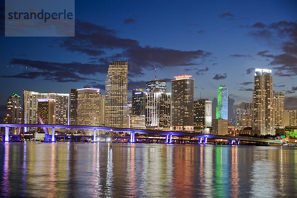 Vereinigte Staaten von Amerika  USA  Skyline  Skylines  Amerika  Wolke  Abend  Spiegelung  Großstadt  Architektur  Brücke  Beleuchtung  Licht  Florida  Miami  neu