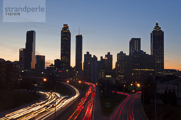 Vereinigte Staaten von Amerika  USA  Skyline  Skylines  Amerika  Auto  Nacht  schmutzig  Rush Hour  Stoßzeit  Architektur  Beleuchtung  Licht  Bundesstraße  Langsamkeit  Atlanta  Innenstadt  modern  neu  Straßenverkehr