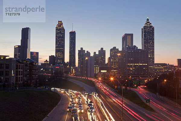Vereinigte Staaten von Amerika  USA  Skyline  Skylines  Amerika  Auto  Nacht  schmutzig  Rush Hour  Stoßzeit  Architektur  Beleuchtung  Licht  Bundesstraße  Langsamkeit  Atlanta  Innenstadt  modern  neu  Straßenverkehr