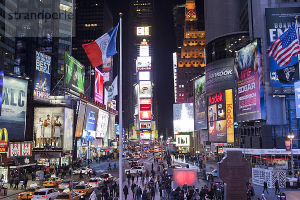 Vereinigte Staaten von Amerika  USA  Einkaufszentrum  Farbaufnahme  Farbe  Mensch  New York City  Amerika  Menschen  Nacht  Traum  Gebäude  Aktion  Werbung  beschäftigt  Großstadt  Aktivitäten  Beleuchtung  Licht  groß  großes  großer  große  großen  Sehenswürdigkeit  Manhattan  modern  Times Square