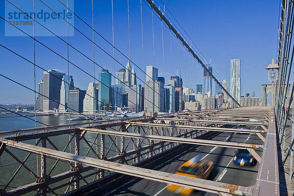 Vereinigte Staaten von Amerika USA Skyline Skylines Amerika Auto Fernverkehrsstraße Brücke New York City UNESCO-Welterbe Brooklyn Innenstadt Manhattan Straßenverkehr